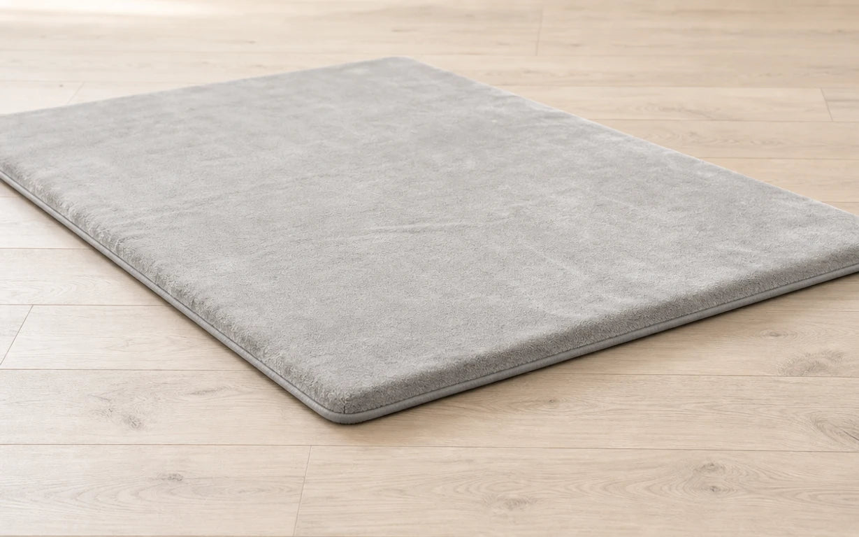 It lies flat and stays flat.